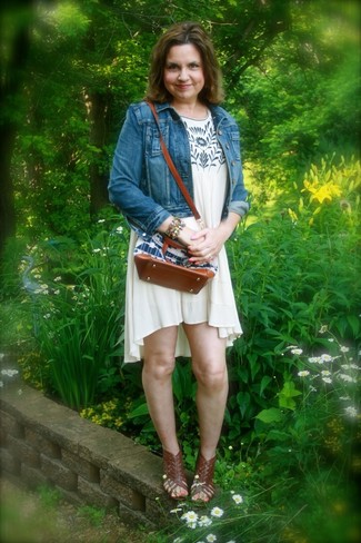 Какие гладиаторы носить с темно-синей джинсовой курткой