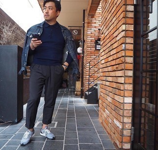 Как носить темно-синюю джинсовую куртку с серыми кроссовками мужчине