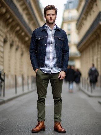 С чем носить темно-синюю джинсовую куртку мужчине