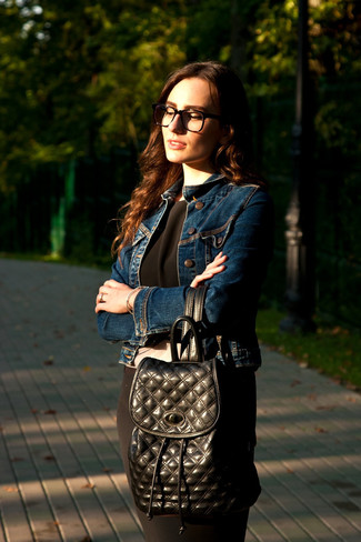 С чем носить темно-синюю джинсовую куртку женщине