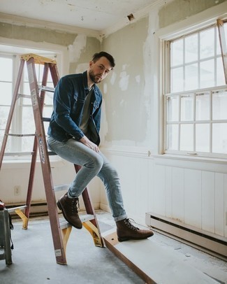 Как носить темно-синюю джинсовую куртку с голубыми джинсами мужчине