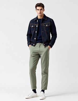 Какие низкие кеды носить с темно-синей джинсовой курткой мужчине