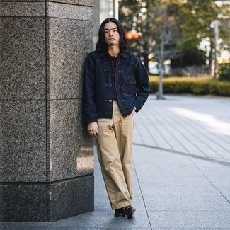 Какие футболки-поло носить с темно-синей джинсовой курткой мужчине