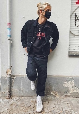 Как носить темно-синюю джинсовую куртку с белыми кроссовками мужчине