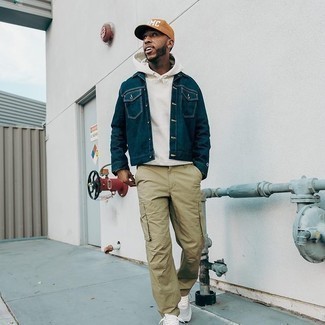 Как носить темно-синюю джинсовую куртку с белыми кроссовками мужчине