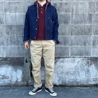 Как носить темно-синюю джинсовую куртку с белой водолазкой мужчине