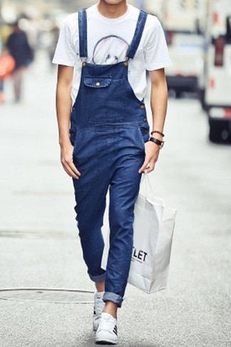 С чем носить темно-синие джинсовые комбинезон мужчине