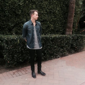 Как носить темно-синюю джинсовую рубашку с черными джинсами мужчине