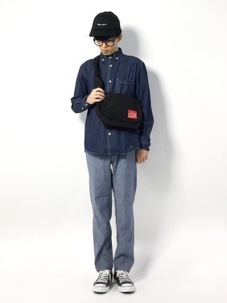 Как носить темно-синюю джинсовую рубашку с синими брюками чинос