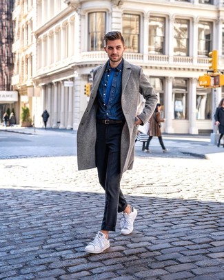 Как носить темно-синюю джинсовую рубашку с серым длинным пальто