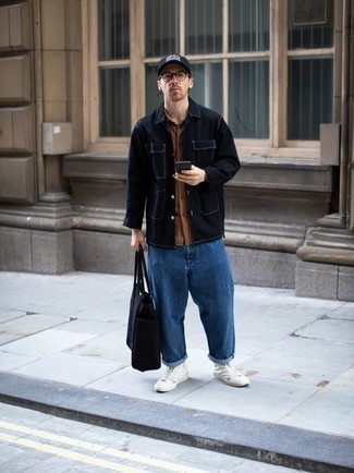 Как носить темно-синюю джинсовую куртку-рубашку с синими джинсами мужчине