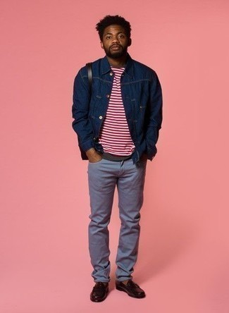 Как носить темно-синюю джинсовую куртку-рубашку с голубыми джинсами мужчине