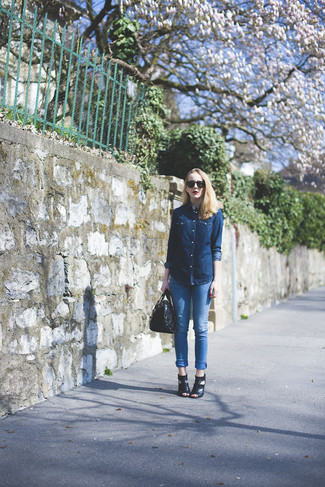 Какие джинсы носить с темно-синей джинсовой рубашкой женщине