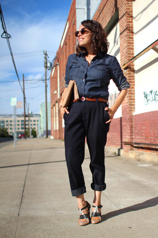 С чем носить темно-синюю джинсовую рубашку женщине