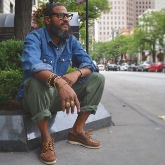 С чем носить темно-синюю джинсовую рубашку мужчине