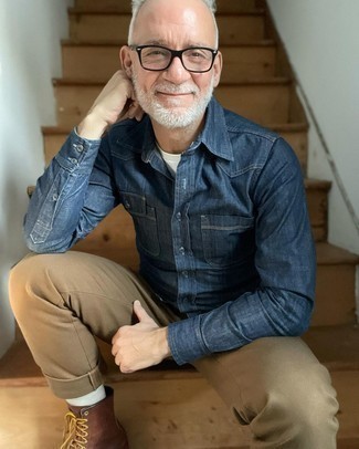 С чем носить темно-синюю джинсовую рубашку мужчине