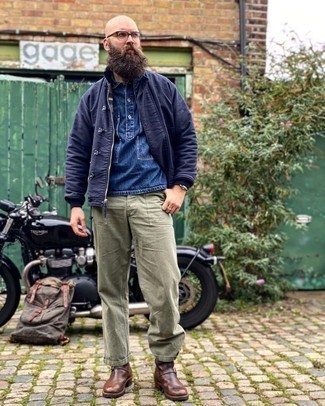 Как носить темно-синюю джинсовую рубашку с темно-синим бомбером мужчине