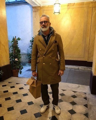 Какие длинные пальто носить с темно-синей джинсовой рубашкой