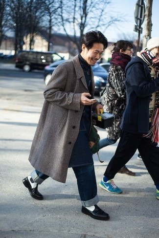 Какие длинные пальто носить с темно-синей джинсовой рубашкой