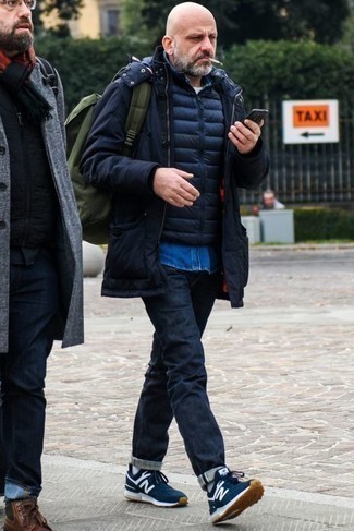 Какие парки носить с темно-синей джинсовой рубашкой мужчине