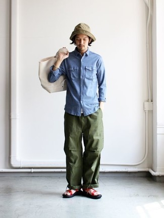 Какие сандалии носить с темно-синей джинсовой рубашкой мужчине