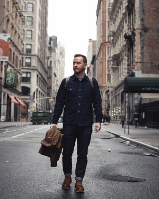 Какие куртки-рубашки носить с темно-синей джинсовой рубашкой мужчине