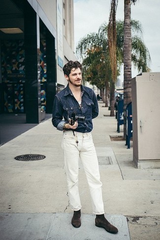 Как носить темно-синюю джинсовую рубашку с белыми джинсами мужчине