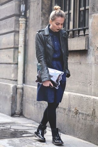 С чем носить темно-синее джинсовое платье-рубашку