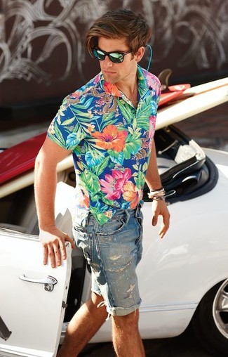 С чем носить темно-синие джинсовые шорты мужчине