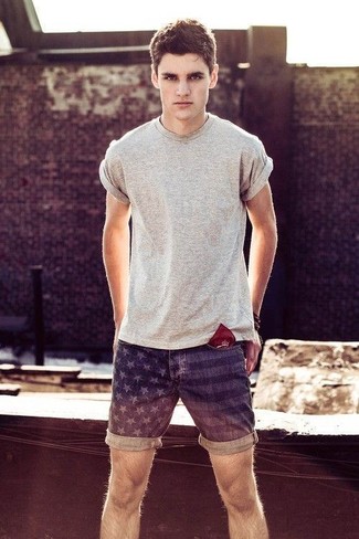 С чем носить темно-синие джинсовые шорты мужчине