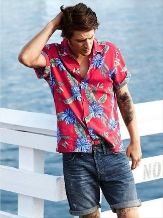 С чем носить темно-синие джинсовые шорты мужчине