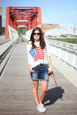 С чем носить темно-синие джинсовые шорты женщине