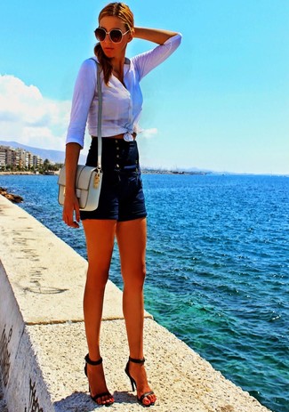 С чем носить темно-синие джинсовые шорты женщине