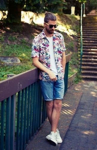 С чем носить темно-синие джинсовые шорты мужчине