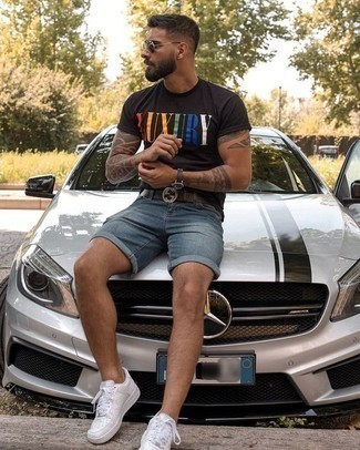 С чем носить темно-синие джинсовые шорты мужчине