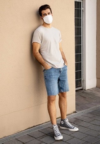 С чем носить темно-синие джинсовые шорты мужчине