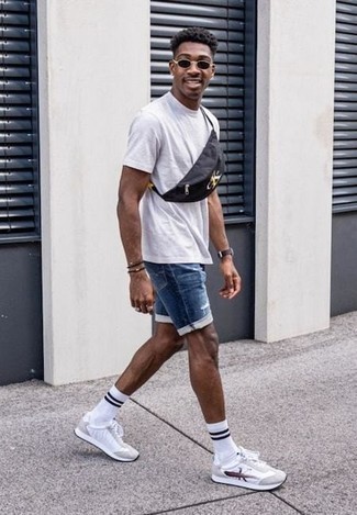 С чем носить темно-синие джинсовые шорты мужчине