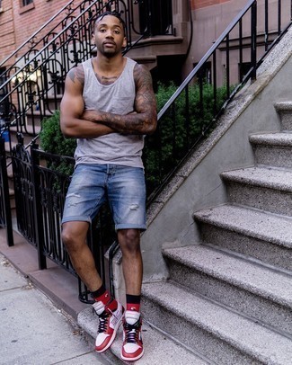 С чем носить темно-синие джинсовые шорты мужчине