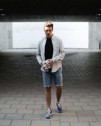 С чем носить темно-синие джинсовые шорты мужчине