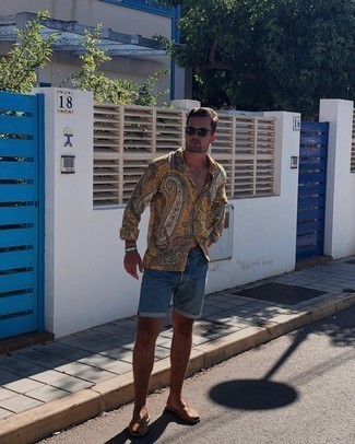 С чем носить темно-синие джинсовые шорты мужчине