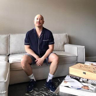 С чем носить темно-синие джинсовые шорты мужчине