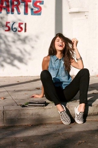 С чем носить темно-синюю джинсовую рубашку без рукавов женщине