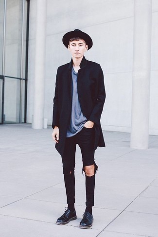 Какие джинсы носить с темно-синими туфлями дерби