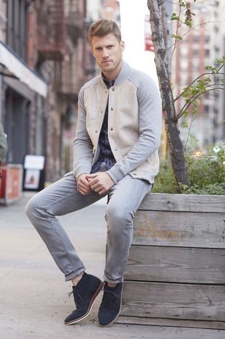 Какие джинсы носить с темно-синими ботинками дезертами