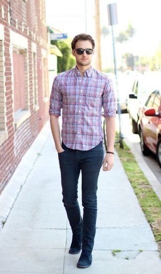 Какие джинсы носить с темно-синими ботинками дезертами