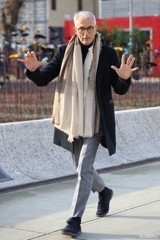 Какие длинные пальто носить с темно-синими ботинками дезертами