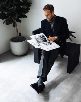 Как носить темно-синий двубортный пиджак с черными замшевыми лоферами мужчине