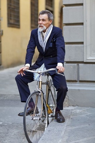 Какие броги носить с темно-синим двубортным пиджаком