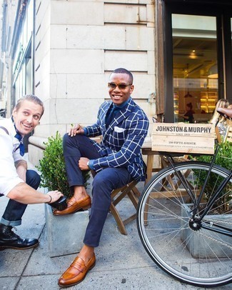 Какие брюки карго носить с темно-синим двубортным пиджаком