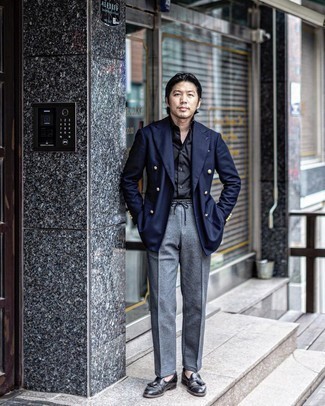 Как носить темно-синий двубортный пиджак с темно-серыми брюками чинос